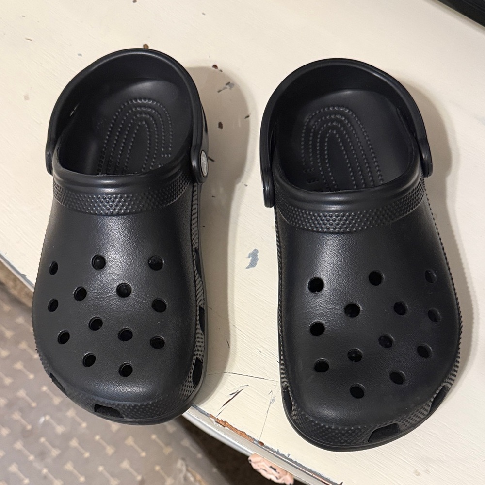 Black Crocs size m 6 w 8